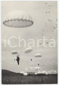 Cartolina originale da collezione 1950 ca GENOVA Paracadutisti durante la fase di atterraggio  Cartolina ANIMATA 1