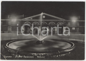 Cartolina originale da collezione 1955 VIGEVANO Stazione Ferroviaria e la Fontana di notte  Cartolina FG VG 1
