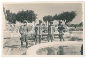 Fotografia d epoca originale 1925 ca ITALIA  REGIO ESERCITO  Ufficiali nel parco di una tenuta Foto 18x13 1