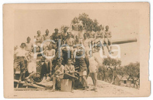 Fotografia d epoca originale 1920 ca REGIO ESERCITO Allievi ufficiali in tenuta estiva su un cannone  Foto 1