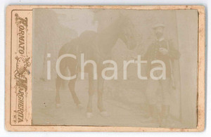 Fotografia d epoca originale 1900 ca COSTUME ITALIA Cacciatore e cavallo  Ritratto Foto anonima 13x8 cm 1