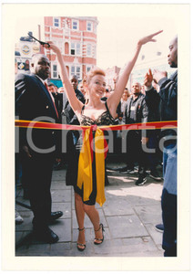 Fotografia d epoca originale 1997 CAMDEN  LONDON Kylie MINOGUE opens new TOWER RECORDS store  Photo 2 1