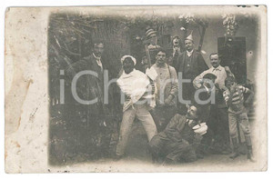 Fotografia d epoca originale 1910 ca CARNEVALE Gruppo di amici in costume  Foto anonima CURIOSA 14x9 cm 1