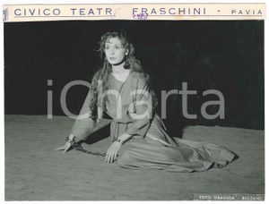 Fotografia d epoca originale 1957 PAVIA Civico Teatro FRASCHINI  Attrice in catene Foto SIRAGUSA  BOLZANO 1