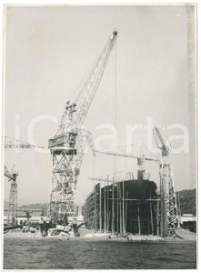 Fotografia d epoca originale 1940 ca ITALIA ? Cantieri navali con gru CERETTI & TANFANI  Foto 18x24 1