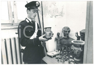 Fotografia d epoca originale 1978 MILANO  CARABINIERI Ritrovamento di antichi manufatti  Foto 28x19 cm 1