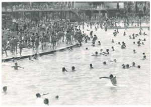 Fotografia d epoca originale 1978 LIDO DI MILANO Folla di bagnanti in piscina  Foto 30x20 cm 1