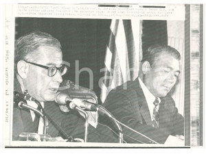 Fotografia d epoca originale 1979 SEOUL SOUTH KOREA Harold BROWN Ro Jae HYUN  News conference Telefoto 1