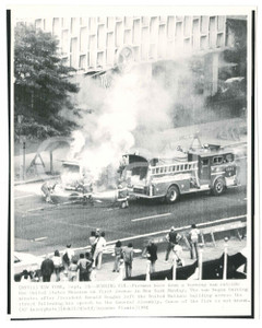 Fotografia d epoca originale 1984 NEW YORK US Mission  Fireman hosing down a burnig van Telefoto 1