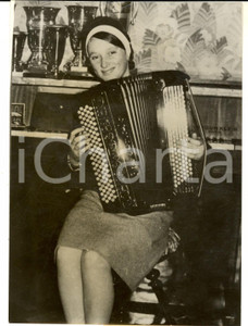 Fotografia d epoca originale 1963 PARIS Janine CNOCKAERT championne d accordéon à  13 ans  Photo 13x18 1