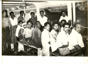 Fotografia d epoca originale 1957 MARSEILLE ArrivÃ©e des rescapÃ©s du pÃ©trolier WORLD SPLENDOUR  Photo 1