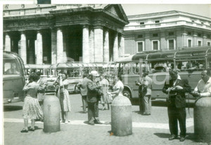 Fotografia d epoca originale 1959 ROMA PIAZZA SAN PIETRO Turisti russi visitano la cittÃ   Foto 18x13 cm 1