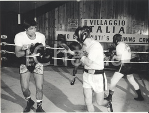 Fotografia d epoca originale 1967 NEW YORK BOXE Nino BENVENUTI si allena al VILLAGGIO ITALIA Foto 24x18 cm 1