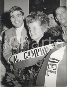 Fotografia d epoca originale 1968 MILANO Malpensa BOXE Nino BENVENUTI con la moglie Giuliana FONZARI Foto 1