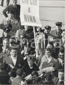 Fotografia d epoca originale 1968 MILANO Malpensa BOXE Nino BENVENUTI saluta la folla di tifosi FOTO 18x24 cm 1