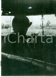 Fotografia d epoca originale 1964  GUERRA DEL VIETNAM Una sentinella di guardia al suo villaggio Foto 13x18 1