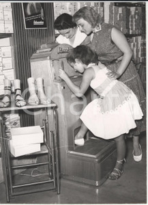 Fotografia d epoca originale 1955 ROMA Nuovo apparecchio di controllo raggi X SCHUCOSKOP per scarpe Foto 1