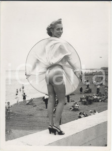 Fotografia d epoca originale 1953 CLIFTONVILLE LIDO Miss Lovely Legs June SARGEANT raising her skirt Photo 1