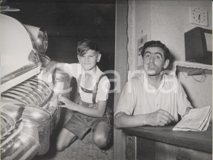 1953 MÜNICH Franz WEIDNER cleaning General Motors CORVETTE / Josef WEIDNER *Foto