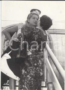 Fotografia d epoca originale 1959 ROMA Ciampino MISS UNIVERSO Maria Grazia BUCCELLA accolta dalla madre Foto 1