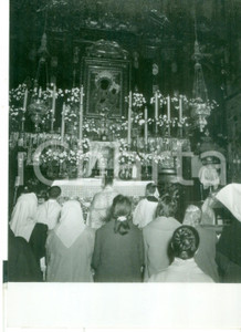 Fotografia d epoca originale 1966 SANTUARIO JASNA GORA  VARSAVIA Fedeli polacchi pregano la MADONNA NERA 1
