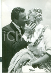 Fotografia d epoca originale 1960 ROMA CINEMA L attore Cameron MITCHELL con la moglie Lissa Foto 13x18 cm 1