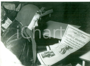Fotografia d epoca originale 1963 ROMA Ingrid BERGMAN legge notizia morte presidente John F. KENNEDY Foto 1
