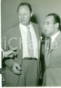 Fotografia d epoca originale 1956 MILANO Ernesto CUCCHIARONI con Giuseppe VIANI alla sede del MILAN  Foto 1