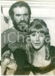 Fotografia d epoca originale 1965 LONDRA Susan HAMPSHIRE Andrew KEIR sul set THE FIGHTING PRINCE OF DONEGAL 1