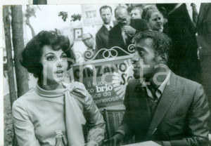 Fotografia d epoca originale 1967 ROMA Sammy DAVIS e Rosanna SCHIAFFINO al bar per un drink  Foto 18x13 cm 1