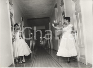 Fotografia d epoca originale 1956 RIMINI Concorso MISS ITALIA Nives ZEGNA saluta Miss Cinema Foto 18x13 cm 1