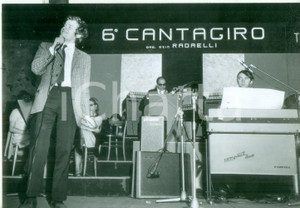 Fotografia d epoca originale 1967 MARINA DI MASSA VI CANTAGIRO  Gianni PETTENATI si esibisce sul palco Foto 1