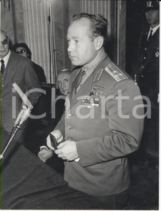 Fotografia d epoca originale 1967 MILANO Aleksej ArchipoviÄ LEONOV alla Settimana Sovietica Foto 18x24 cm 1