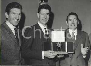 Fotografia d epoca originale 1967 MILANO Felice GIMONDI vince il premio Timone d Oro Foto 18x13 cm 1