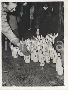 Fotografia d epoca originale 1961 KENSINGTON LONDON Soviet Embassy  Milk bottles with Ban the Bomb insigna 1