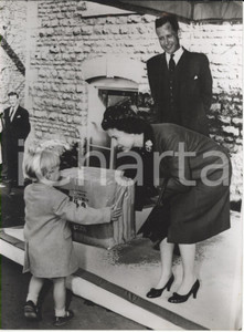 Fotografia d epoca originale 1959 WITNEY Queen ELIZABETH receiving a present from Charles EARLY Photo 15x20 1