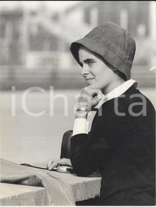 Fotografia d epoca originale 1967 AUTODROMO DI MONZA F1 La fidanzata di Andrea De ADAMICH osserva le prove 1