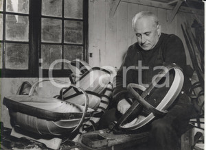 Fotografia d epoca originale 1959 HURSTMONCEUX Mr. Edward SMITH making wooden baskets Photo20x15 cm 1