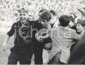 Fotografia d epoca originale 1968 CALCIO MILANBRESCIA 10 Gianni RIVERA circondato dai tifosi Foto 24x18 cm 1