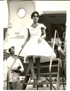 Fotografia d epoca originale 1959 PALERMO MISS EUROPA  Arrivo in aeroporto della Miss Nora APERGHI  Foto 1