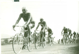 Fotografia d epoca originale 1953 LUGANO CICLISMO Campionato Dilettanti  Riccardo FILIPPI guida il gruppo 1
