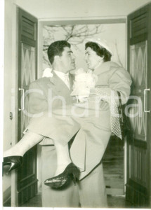 Fotografia d epoca originale 1956 BOLOGNA Franco CAVICCHI regge tra le braccia la sposa Anna GOTTI  Foto 1