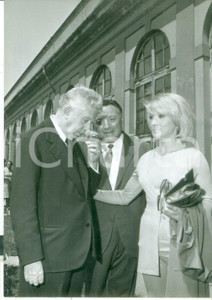 Fotografia d epoca originale 1971 MONZA Villa Reale  Rosa d Oro  Eugenio MONTALE Mariolina CANNULI  Foto 1