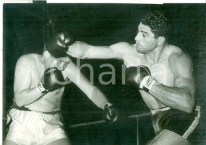 Fotografia d epoca originale 1956 BOLOGNA PUGILATO  Franco CAVICCHI attacca l avversario Maurice MOLS Foto 1