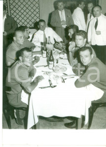 Fotografia d epoca originale 1957 MILANO Ciclisti azzurri a tavola prima di partire per Mondiali BRUXELLES 1