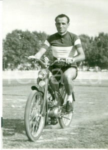 Fotografia d epoca originale 1958 PESARO Ritratto di Ercole BALDINI in sella a Moto BENELLI 48 Foto 13x18 1