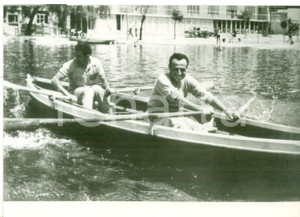 Fotografia d epoca originale 1960 ca s. l. Il ciclista Ercole BALDINI rema con un gregario su una barca Foto 1
