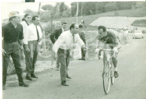 Fotografia d epoca originale 1958 CICLISMO 41Â° GIRO D ITALIA  Ercole BALDINI rinfrescato al suo passaggio 1