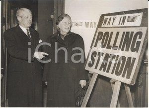 Fotografia d epoca originale 1958 LONDON Harold MACMILLAN and his wife Dorothy at Caxton Hall polling station 1