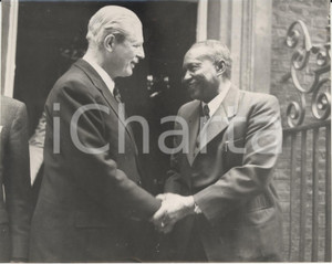 Fotografia d epoca originale 1957 LONDON Harold MACMILLAN handshaking with Sayyid Abdallah KHALIL Photo 1